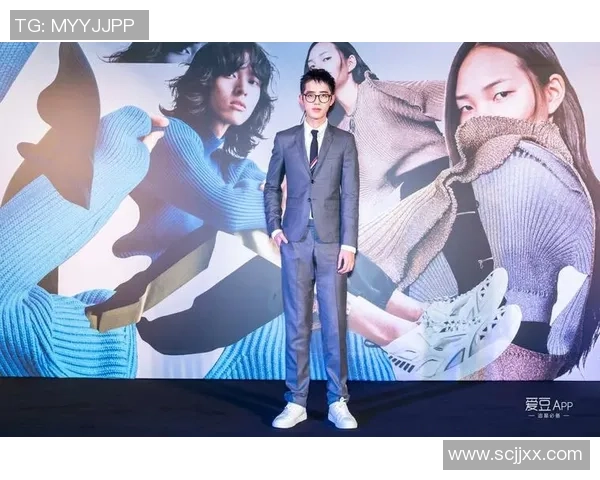 韩国足球球星与女爱豆携手亮相 引发粉丝热议与媒体关注